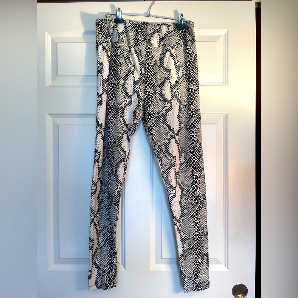LuLaRoe Tall and Curvy leggings - nwot